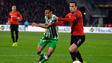 El atacante mexicano del Betis perdió un balón en el área del Rennes, el contragolpe culminó con el 3-1 definitivo, obra del senegalés M'Baye Niang.