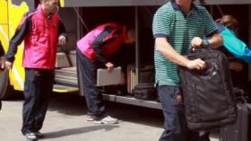 <b>SERIOS. </b>Los jugadores del Barça a su llegada al Camp Nou tras perder la final.