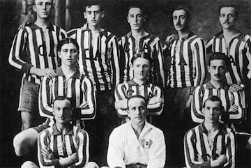 Primero, el Asturias, máximo ganador de los torneos de Copa en la época amateur, fue además el primer Campeón de la era profesional en la temporada 43-44. Su desaparición se generó por diferencias entre directivos de la época. Luego, el Club España, uno de los más poderosos de la época amateur de nuestro futbol y primero en conquistar un evento nacional, la Copa Centenario, se retiró de la Liga Profesional en 1950.