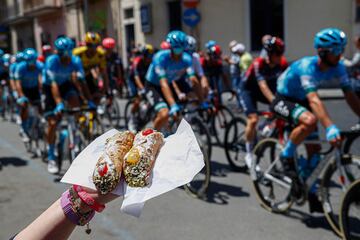 El pelotón durante la quinta etapa del Giro de Italia 2022 con un recorrido 174 kilómetros entre Catania y Messina.
