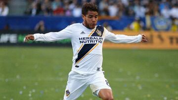 El mediocampista de Los Angeles Galaxy salió lastimado del muslo derecho luego de una barrida en medio campo. ¿Peligra su participación en el Mundial?
