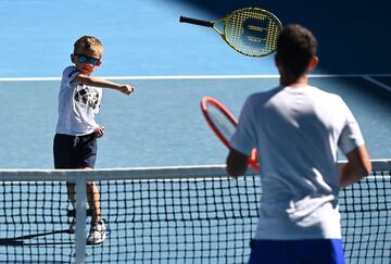 Leo, hijo de la tenista bielorrusa Victoria Azarenka, pierde el control de su raqueta durante una sesión de entrenamiento antes del Abierto de Australia, horas antes de que su madre debutara frente a la húngara Panna Udvardy. Dada su falta de destreza, no parece que el jovencito siga los pasos de su progenitora.