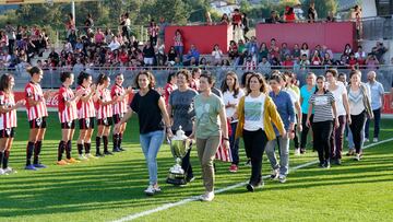 Las pioneras del Athletic en el homenaje.