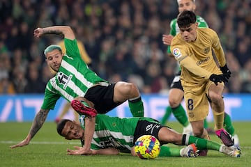 Los jugadores verdiblancos, Aitor Ruibal y Luiz Felipe,  tratan de impedir la carrera de Pedri con el balón.