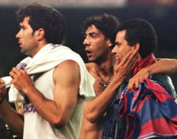 Figo cambió su camiseta con su compatriota de la Fiorentina Rui Costa que abraza al entrenador asistente del Barça Jose Mourinho.