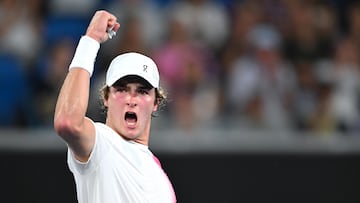 Melbourne (Australia), 14/01/2025.- Joao Fonseca of Brazil in action during the Men's Singles first round match against Andrey Rublev of Russia at the Australian Open Grand Slam tennis tournament in Melbourne, Australia, 14 January 2025. (Tenis, Brasil, Rusia) EFE/EPA/LUKAS COCH AUSTRALIA AND NEW ZEALAND OUT