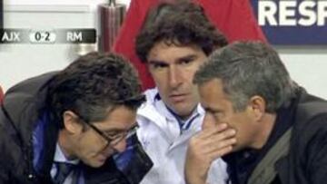 <b>AQUÍ EMPEZÓ TODO.</b> Mourinho comenta sus intenciones al delegado del equipo, Chendo, ante la mirada de su ayudante, Aitor Karanka.