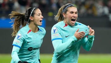 Mariona celebra su gol n¨²mero 100 con el Barcelona se?al¨¢ndose el escudo.