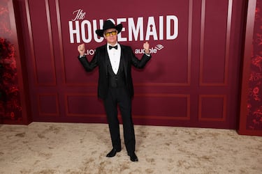 Paul Feig posa en la alfombra roja de la premier de 'The Housemaid' celebrada en el Grauman's Chinese Theatre de Hollywood.