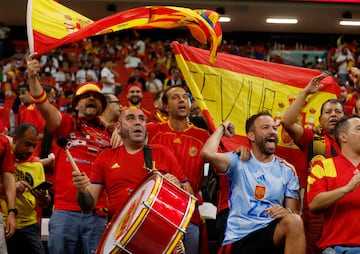 Los aficionados españoles en el estadio Al Bayt.