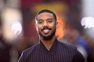 Michael Bakari Jordan es un actor, director y productor estadounidense muy aclamado por la crítica y el público. Es conocido por interpretar varios papeles icónicos en el cine y la televisión, destacándose especialmente en roles dramáticos y de acción. Uno de sus papeles más destacados fue como Erik Killmonger, el primo y villano principal de T'Challa, en la película del Universo Cinematográfico de Marvel (UCM) Black Panther (2018), un papel que le valió grandes elogios. Nació el 9 de febrero de 1987 en Santa Ana, California, y creció en Newark, Nueva Jersey.