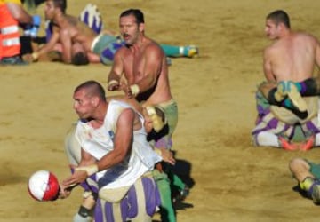 El equipo blanco contra el verde disputan el partido ataviados con las ropas tradicionales. 