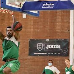 El Unicaja avanza: entra en la fase intermedia y Casimiro, con mascarilla