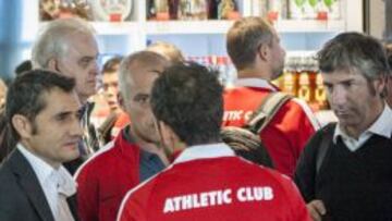 Después de un vuelo de casi cuatro horas, más pesado aún tras el varapalo, el equipo llegó a casa. Valverde habló con Urrutia (con Amorrortu y Larrazabal en un segundo plano).