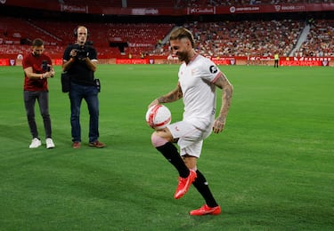 25.000 aficionados acuden al estadio Ramón Sánchez Pizjuán a la presentación de Sergio Ramos, nuevo fichaje del Sevilla.