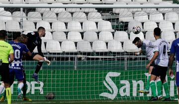 Satrústegui, del Racing, evita sobre la línea un gol olímpico de la Ponferradina.