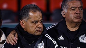 Carlos Pecanha (izq) durante un partido con la Selección Mexicana.