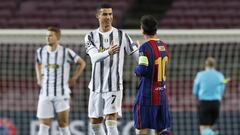 Cristiano y Messi se saludan antes del partido.