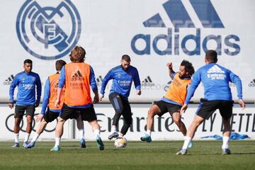 Benzema intenta regatear a Marcelo durante un entrenamiento del Madrid.