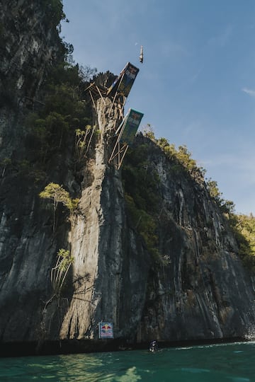 Las imponentes formaciones de piedra caliza de la Pequeña y Gran Laguna en la isla de Miniloc, que están a 40 minutos en bote del pueblo de El Nido, proporcionarán un magnífico telón de fondo para la inauguración de la temporada 