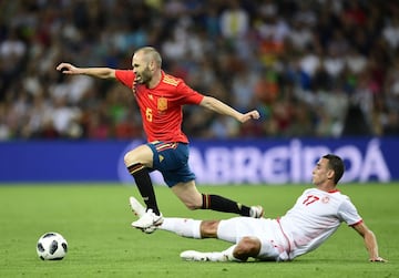 Iniesta y Elyess Skhiri.