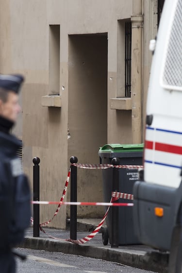 Alrededor de las 21:45 horas, mientras la banda Eagles of Death Metal estaba actuando ante unas 1.500 personas, tres terroristas irrumpieron en la sala.