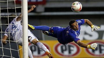 El portero llegó de la mano de Gerardo Pelusso, jugó algunos partidos de la Copa Libertadores 2010 y fue parte de la U de Sampaoli que ganó el Torneo de Apertura 2011, Clausura 2011 y Copa Sudamericana 2011.