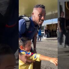 Niño salta valla de seguridad y llora al conocer a Julián Quiñones