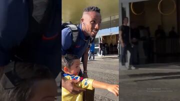Niño salta valla de seguridad y llora al conocer a Julián Quiñones