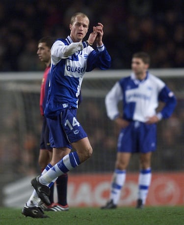 En el año 2000, tras finalizar su contrato con el Manchester United, firmó por el Deportivo Alavés, el club donde más partidos jugó, 107, y donde destacó más como futbolista.