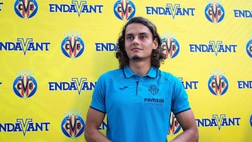 GRAF3916. VILA-REAL (CASTELLÓN), 12/07/2017.- El delantero turco Enes Ünal, esta tarde durante su presentación oficial como nuevo jugador del Villarreal CF, tras firmar para las próximas cinco temporadas. Ünal proviene del T