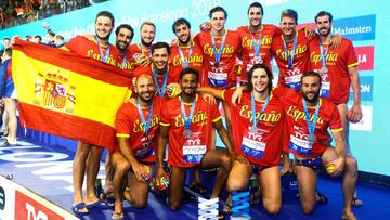 Después de la tristeza por perder la final en penaltis ante Serbia, la Selección posó sonriente en el podio tras completar un Europeo magnífico.