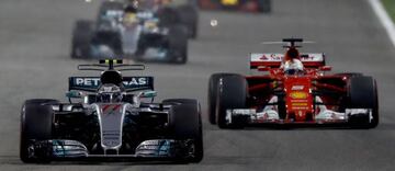 Vettel sigue la estela de Bottas al inicio del gran premio.