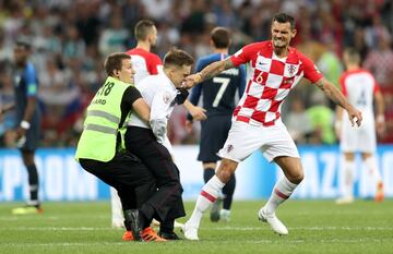 El defensor croata del Liverpool, Dejan Lovren, se molest車 bastante cuando vio que cuatro aficionados invadieron el campo durante la final del Mundial.