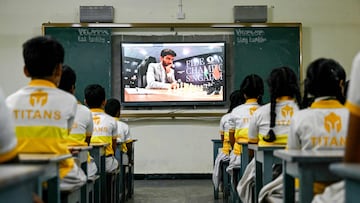 Estudiantes en Chennai (India), ciudad natal del aspirante, siguen una partida de Gukesh en el Mundial.