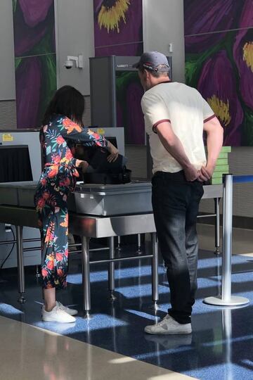 Ben Affleck y Ana de Armas en el aeropuerto de Costa Rica. Marzo 7, 2020
 