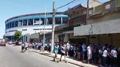 Enorme fila fuera del estadio para ver a los fichajes de Racing