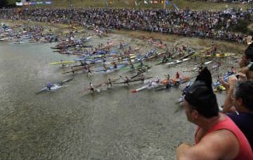 Tras el pregón sobre el puente de Arriondas a cargo de la campeona olímpica de Vela, Angela Pumariega, los últimos acordes del himno de Asturias dieron paso a la apertura de los cepos. La marea de palistas corrió con piragua en mano para inundar el río