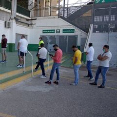 Colas en el despegue de la campaña de abonos del Elche