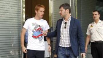 &Aacute;lex Fern&aacute;ndez saliendo del Santiago Bernab&eacute;u.