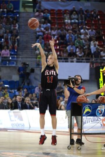 El norteamericano Josh Ruggles, de 17 años, durante el concurso de triples de la Supercopa Endesa de baloncesto disputado antes de la final, esta tarde en el pabellón Fernando Buesa Arena de Vitoria. 