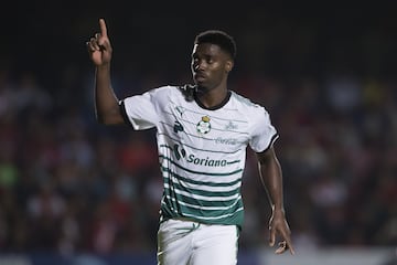 Es el actual líder de goleo del presente certamen con seis goles, con promedio arriba de un gol por partido y anota un tanto cada 72.6 minutos. Es la joya del ataque de Santos Laguna, sin duda su mejor torneo desde que llegó a México en el Apertura 2014. Su mejor marca había sido en el Clausura 2017 con cinco dianas. A falta de 12 partidos, ya la superó.
