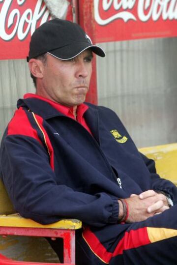 Campeón con Colo Colo en varias oportunidades y capitán de la selección argentina, comandó a Unión Española, al propio Cacique y Everton sin éxitos. Hoy es comentarista televiso en su país.