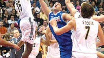 <b>BALUARTE. </b>Gelabale bloquea un tiro de Gabi Fernández. En poco tiempo, el alero francés se ha convertido en pieza valiosa para el Madrid.