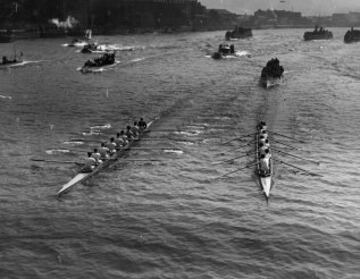 1935, ambas embarcaciones en plena competición. El trayecto a recorrer entre Putney y Mortlake dura alrededor de 20 minutos.