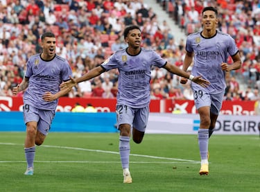 La segunda equipación de la temporada 2022-23 fue de color púrpura con un diseño moderno de líneas diagonales inspirada en la banda del escudo del mismo color. Detalle negro en el cuello y mangas. 