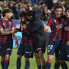 Javi Pérez devuelve al Huesca al ‘playoff’ en el añadido