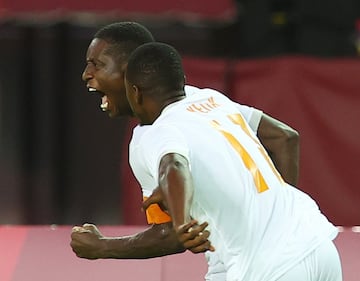 Max Gradel celebrando el gol para Costa de Marfil