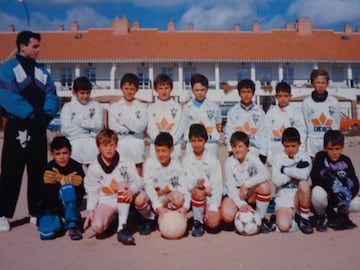 Andrés Iniesta (fila superior - centro) nació en Fuentealbilla, un municipio y localidad española de la provincia de Albacete, y tan solo con ocho años fue inscrito en las categorías inferiores del equipo de la capital castellanomanchega. Tras una destacada actuación durante el trofeo de Brunete, Real Madrid y Barcelona intentaron su fichaje. Finalmente, fue el Barça quien incorporó al jugador en septiembre de ese mismo año, trasladándose a «La Masía», residencia de formación de la cantera barcelonista.