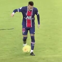 La diablura de Neymar en el 80 y con 0-2: el rival terminó sacando el codo a pasear